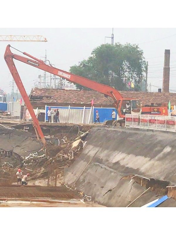 加長(zhǎng)臂水路兩用挖掘機(jī)